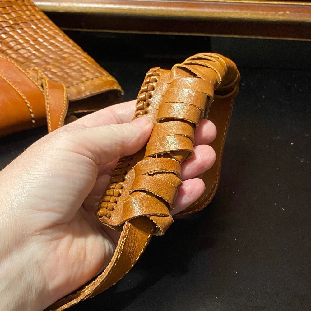 Elegant Brown Woven basket style Leather Shoulder Bag - Picture 13 of 15